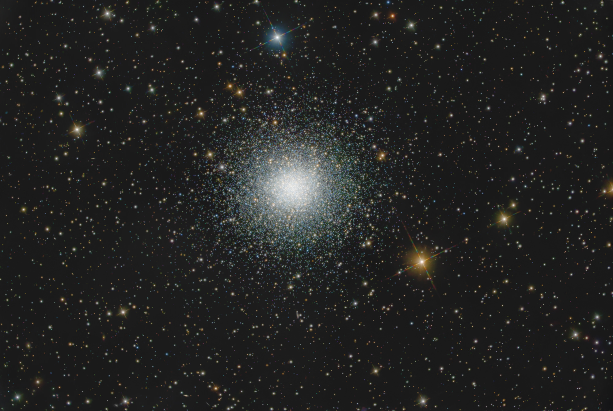 Messier 13 is the brightest globular cluster in the northern sky and was discovered by the English astronomer Sir Edmond Halley as early as 1714.